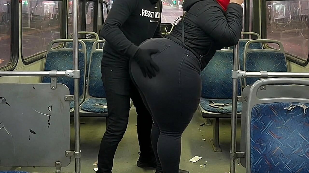 Nagyseggű lány rózsaszín leggingsben a buszon rózsaszín tangára vetkőzik