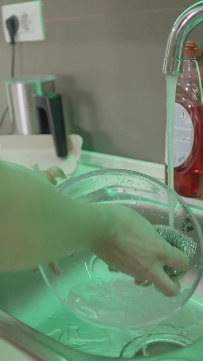 ऊब सुनहरे बालों वाली milf(चोदने लायक मम्मी) हॉट पैरों से अंडे को रौंदती है - पैरों वाली कामुकता का क्रश!