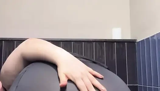 Harika götlü beyaz kız umumi banyoda mastürbasyon yapıyor