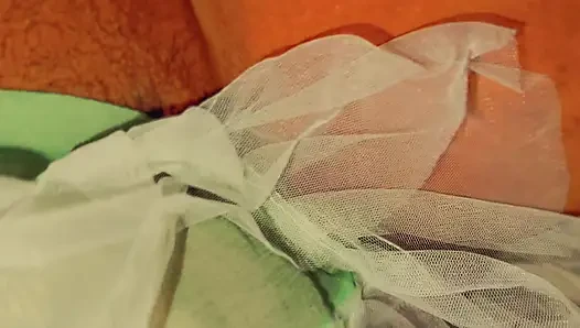 Heiße schwägerin von schwiegerbruger gefickt, als sie allein im hotelbett war und masturbiert