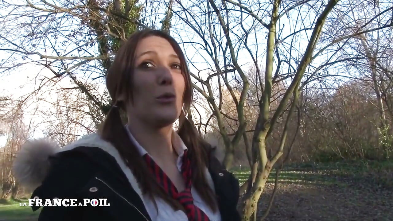 Charlie, studiert Soziologie, mag es, hart gefickt zu werden und sperma zu schlucken