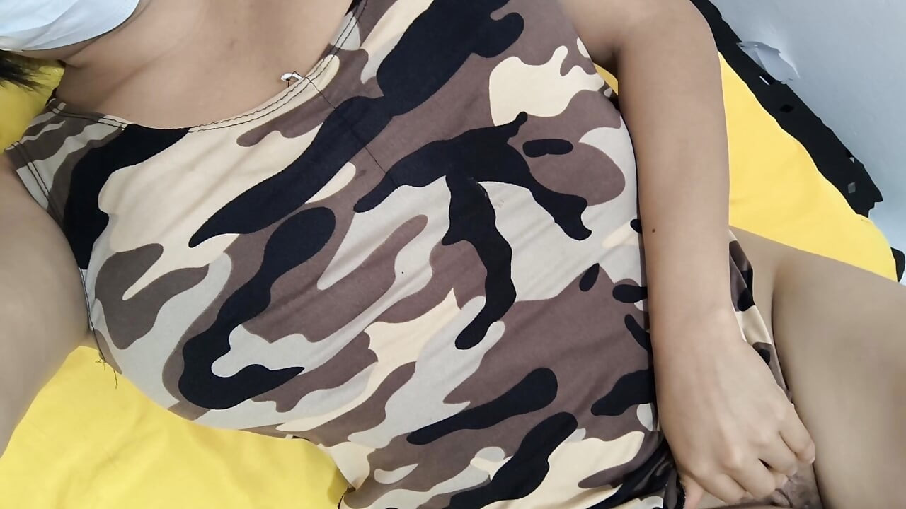 나는 혼자 집에 있고 자위하기 전에 내 몸을 탐험하고 있다. 나는 내 보지를 젖탱이로 젖게 하여