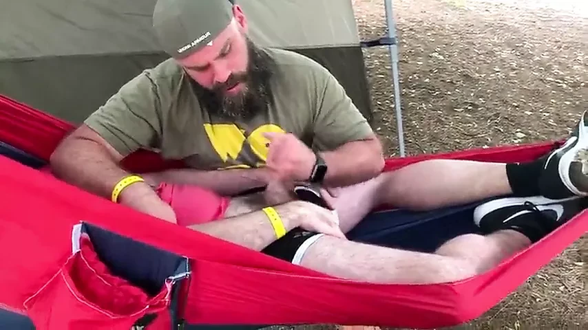 Succhiare un ragazzo su un'amaca