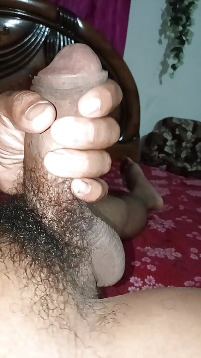 فتى هندي ديسي لعمل يدوي في الفيديو