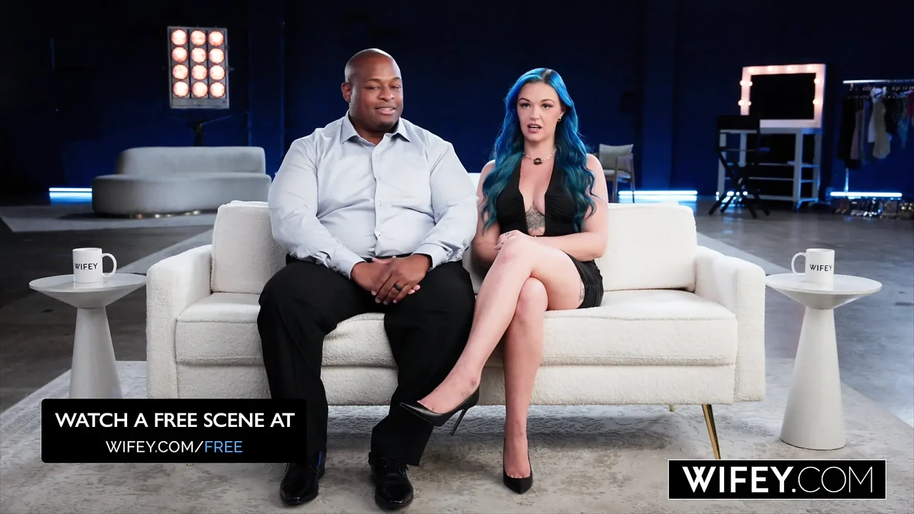 妻子的新娘Kira Mckay在老公的注视下骑乘丹的大鸡巴