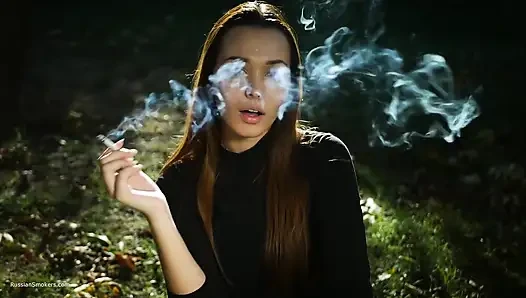 Cewek cantik rusia yang menggoda lagi asik merokok di luar ruangan