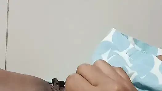 Hintli kız ilk kez sıkı amcığını gösteriyor