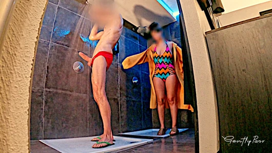 Aventura de baño mixto: dickflash y exhibicionismo para dos zorras en el baño de la piscina