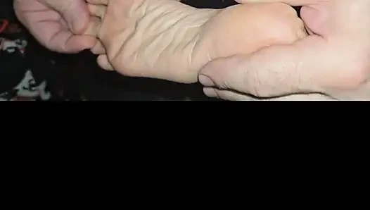 Memijat kaki melove yang berkeriput seksi