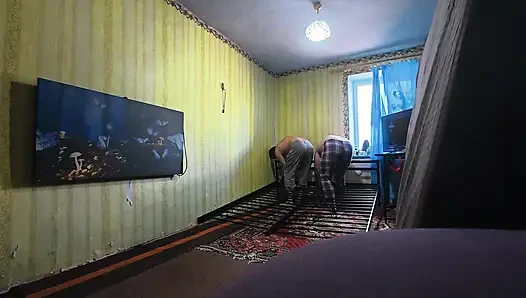 Kamera arkası, kesilmemiş. Yeni bir seks yatağı inşa ediyoruz