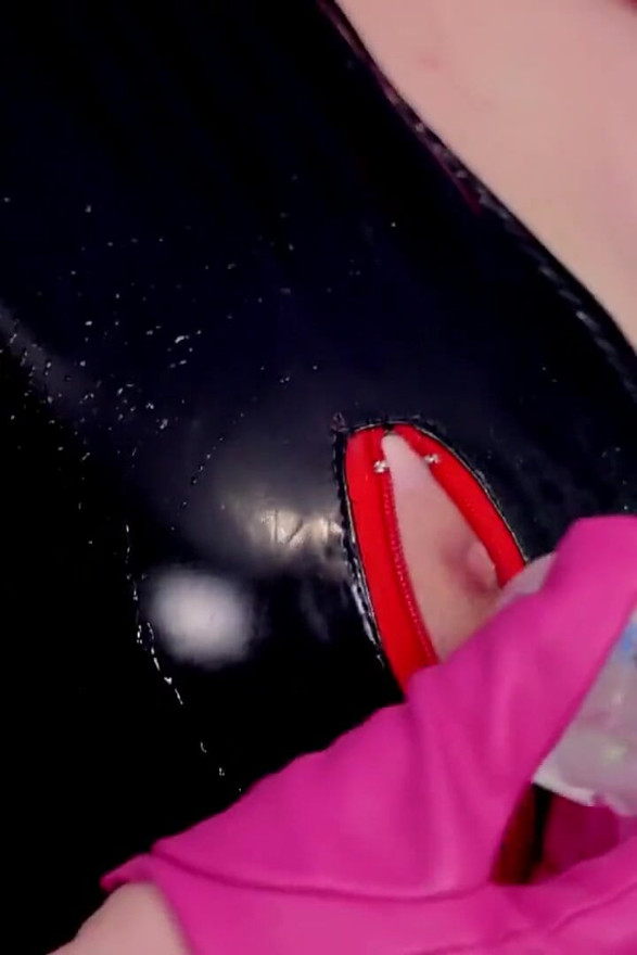 Sensual mordaza y juego de hielo Dos lesbianas bdsm calientes en pvc, fetiche pareja amante y chica