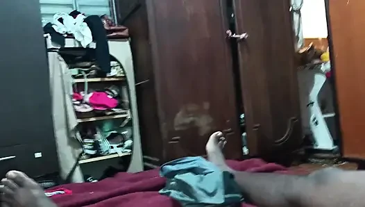 Ich habe sie im zimmer erwischt und gesehen, wie lecker