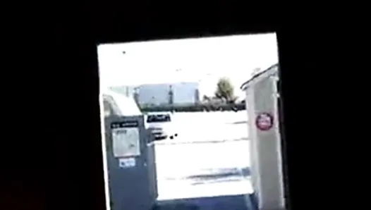 Une salope baise un inconnu dans une voiture et sur un parking