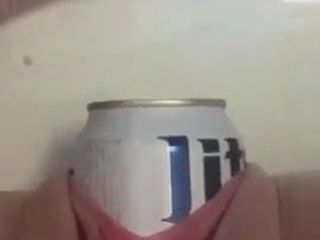 Nacimiento de una lata de cerveza