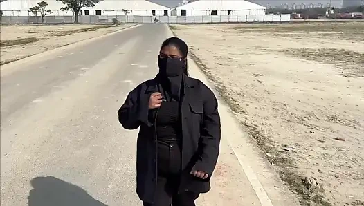 Девушка, которая гуляла, позвонила ей под предлогом кофе, занялась с ней сексом и выпила её большое молоко и тебя