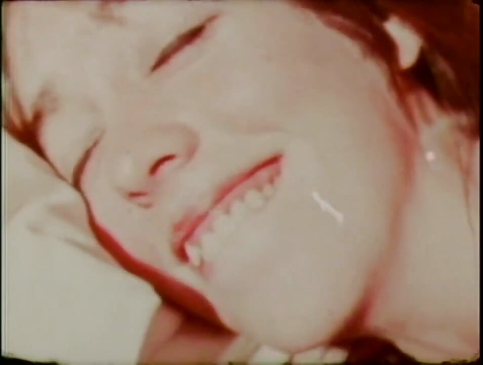 Γλυκό νεαρό Vintage κορίτσι τρώει ένα μεγάλο πούτσο