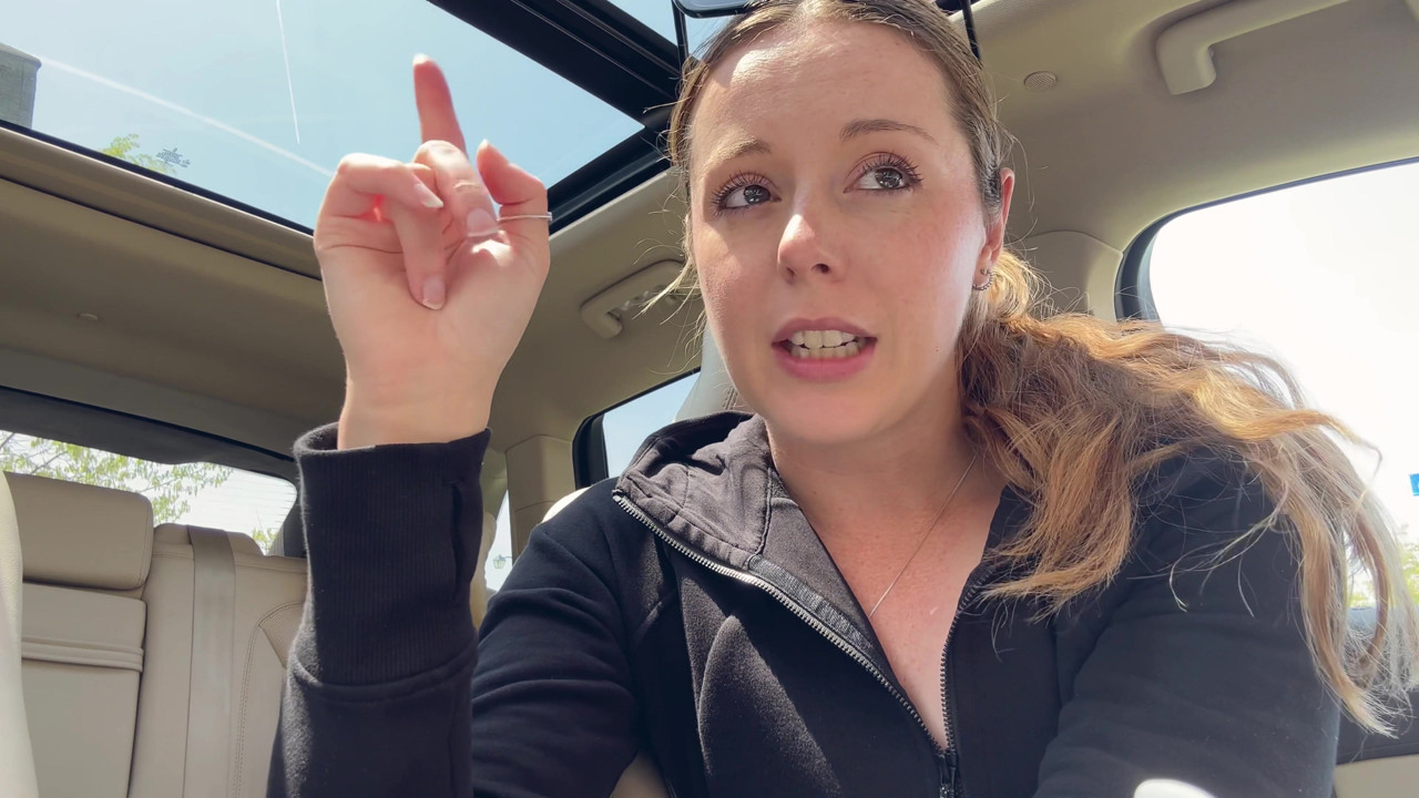 愛車の後部座席でピンクのディルドでオナニー