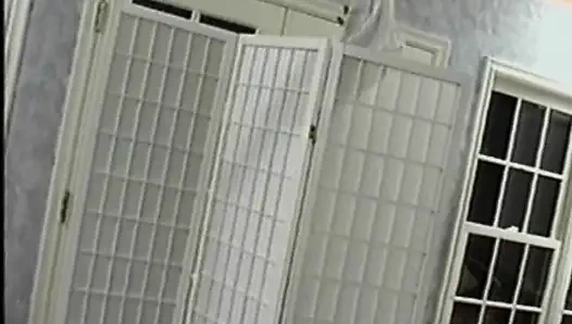 Mükemmel şekilli Fransız orta yaşlı seksi kadın yatak odasında yarağa biniyor