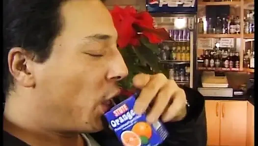 Brünette milf in einer bar in einer doppelpenetration vom kellner und einem kunden geknallt