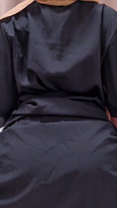 POV: 흑인 아바야에서 히잡을 쓴 소녀가 괴롭히는 걸 지켜봐 | 클리 2