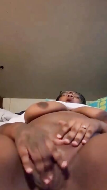 Aku lagi asik ngusap memek becekku sampai toketku muncrat banyak banget