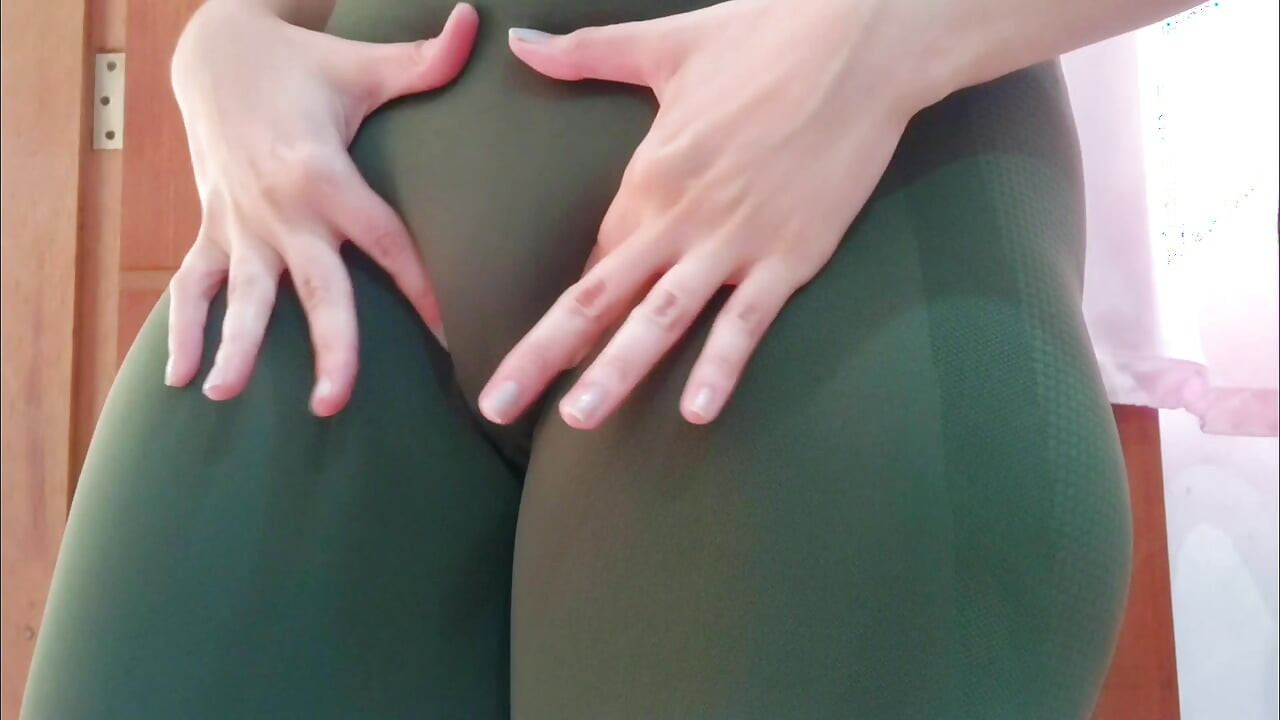 Esposa gostosa de leggings com capô de fusca