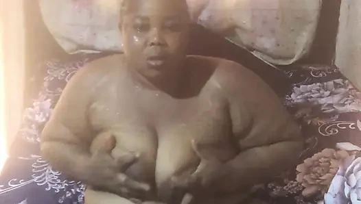 Tracy kene amcığını sikmeye hazırlanıyor
