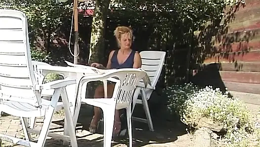 Sarışın orta yaşlı seksi kadın açık havada göğüslerini gösteriyor