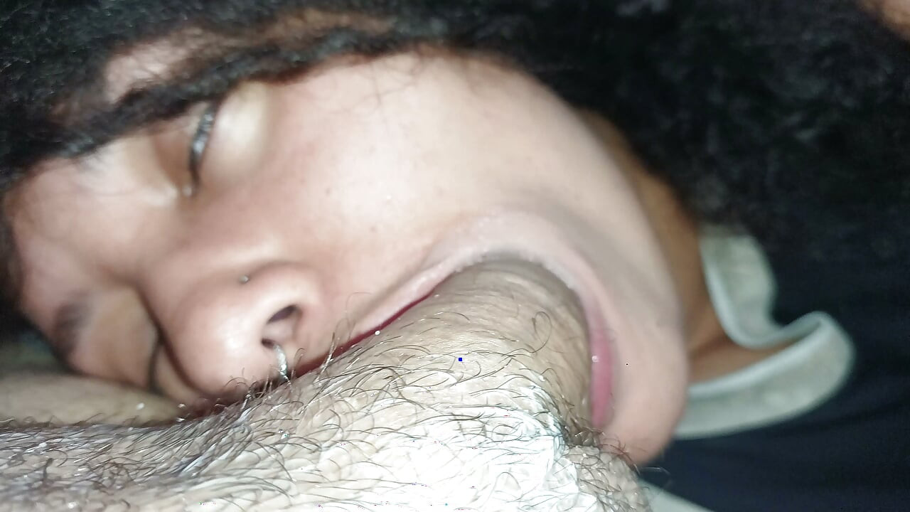 Belo primeiro plano de uma gozada interna no rosto e nos lábios de uma puta.