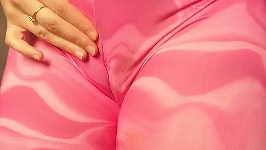 Memek camel toe adik tiri yang lagi hamil lagi asik twerking dan masturbasi pakai legging merah muda