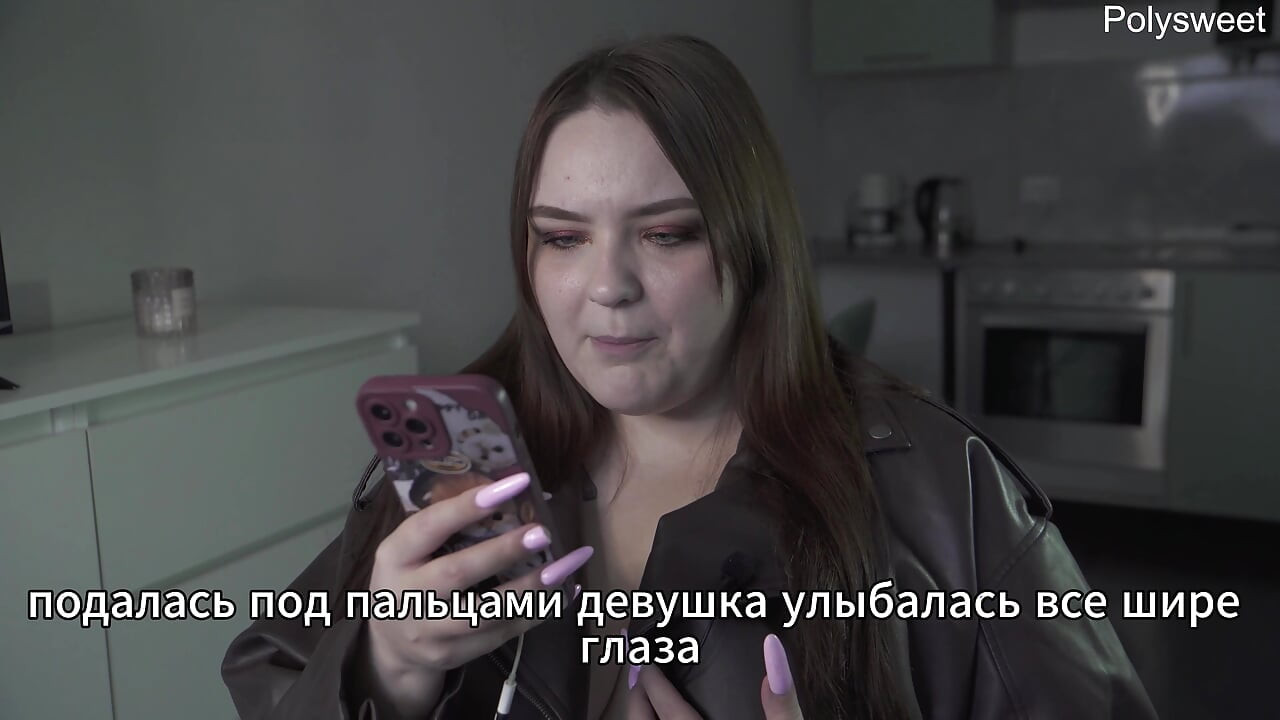 História pornô - Na loja atrás do balcão, ele sente seus peitos (russo, femdom leve, nu em público)