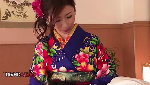 Seductive Japanese Woman in Kimono Gives Hot Blow Job on Cam