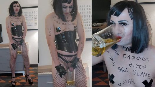 Sissy-hoer in PVC en hoge hakken drinkt haar eigen pis