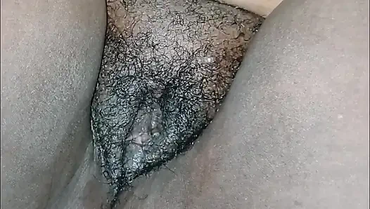 Толстую черную пизду трахнули пальцами