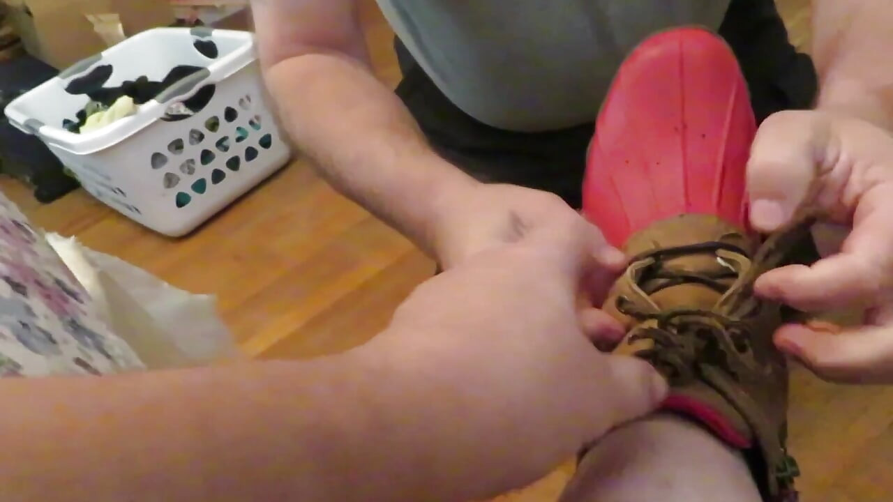 Îmi fac sclavul să-mi miroasă cizmele de grădină de cauciuc împuțite