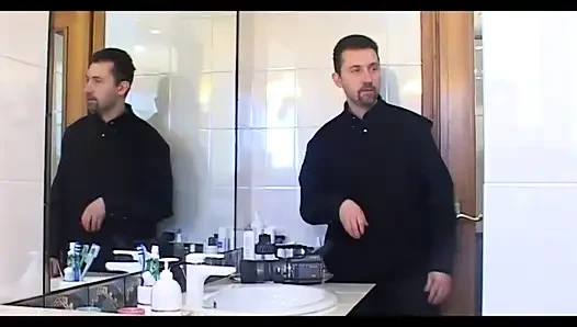 Огромный член Steve обожает волосатую киску в ванной в тройничке