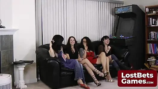 4 azgın hatunla vahşi bir striptiz oyunu