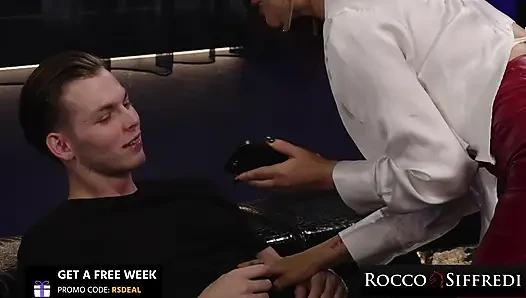 Rocco siffredi - ateşli orta yaşlı seksi kadın Anna Polina biniyor ve büyük bir yarak alıyor