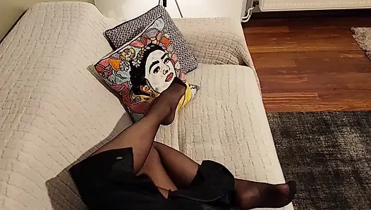 Güzel Sarışın Olgun Eş Çorapla Seksten Keyif Alıyor