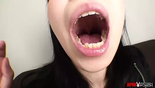 Foto selfie yukari si gadis amatir dengan lidah dan mulutnya