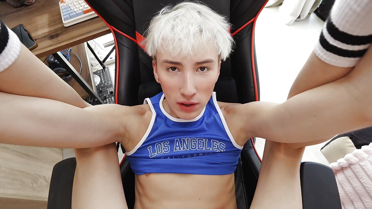 Twink Fofo Pula Em Cima De Um Enorme E Goza No Buraco Dela