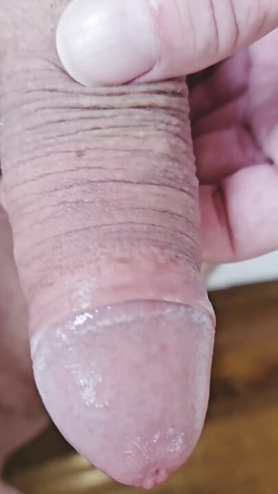 Pria sange yang belum disunat lagi asik mainin kulup panjangnya dan dicrot sperma