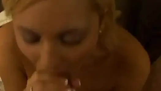 Atemberaubende blonde hure mit perfekten titten und arsch gibt dem kameramann einen blowjob