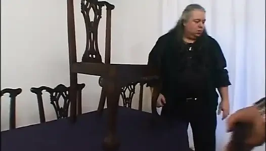 Aşağılayıcı ağda yapay penisle oynuyor