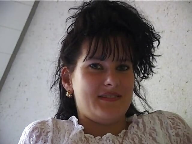 Liten puppet brunette babe gnir den hårete snappen sin