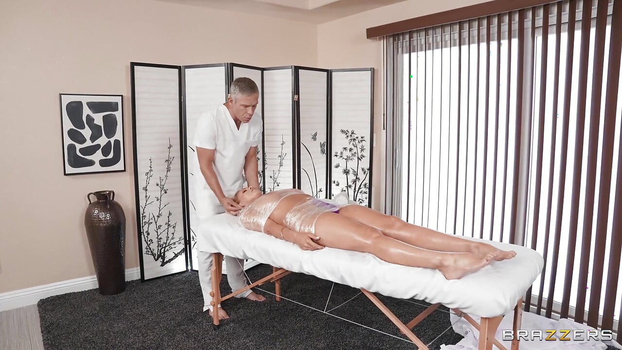 Milf Spabrazzers - Charli Phoenix vous accueille au spa d’une MILF