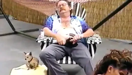 Reifer typ mag es, zuzusehen, wie ein paar verspielte schätzchen ihre muffen lecken und reiben