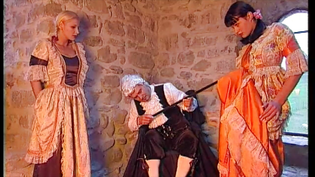 O chestie de 3 oameni într-o mască cu marchizul