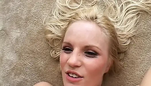 Nympho muda masturbasi itilnya sambil dientot kontol besar di pantatnya