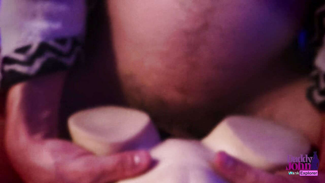 Tatăl vitreg te-a văzut masturbându-te și te-a futut până când ejaculezi tare!